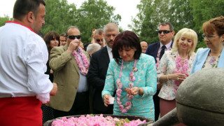 Караянчева и Царица Роза на шествие в Казанлък /СНИМКИ/