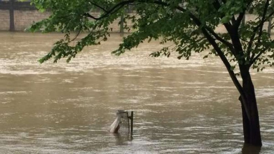 Река Янтра излезе от коритото си в Търново | StandartNews.com