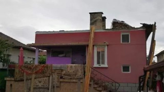 Мълния изпепели покрива на къща в Казанлък