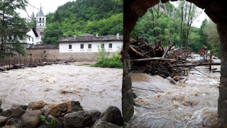 Бурята разруши мост край Дряновския манастир