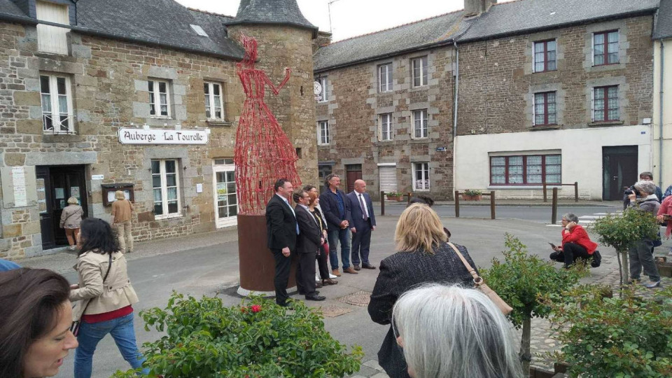 4-метрова българска скулптура „оживя” на площад в Западна Франция | StandartNews.com