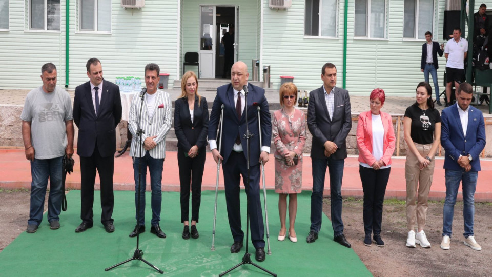 Министър Кралев даде старт на ремонта на стадиона в Пазарджик | StandartNews.com