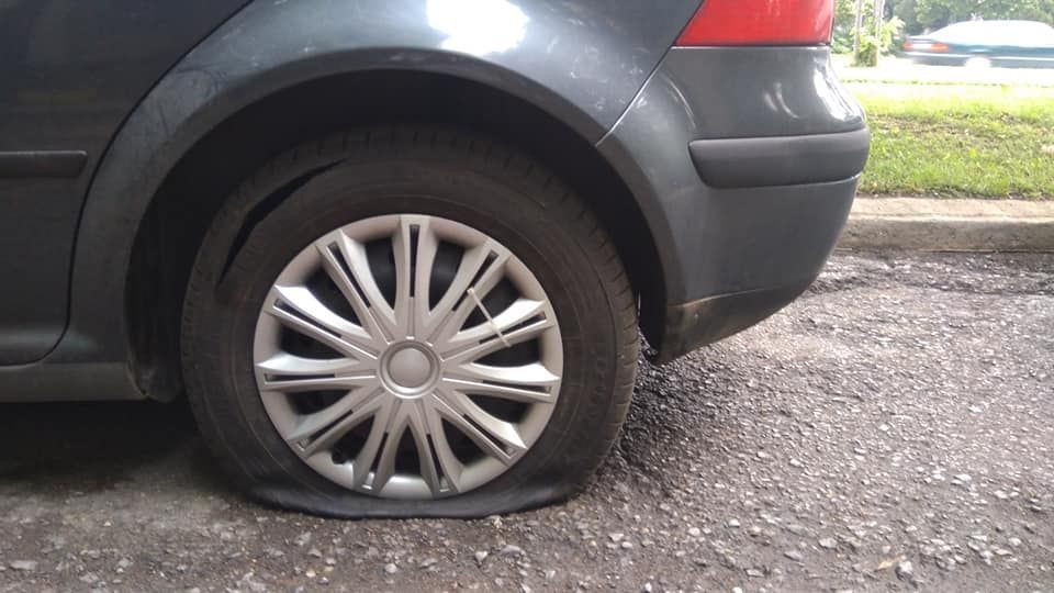 Вандал наряза гумите на над 30 коли | StandartNews.com