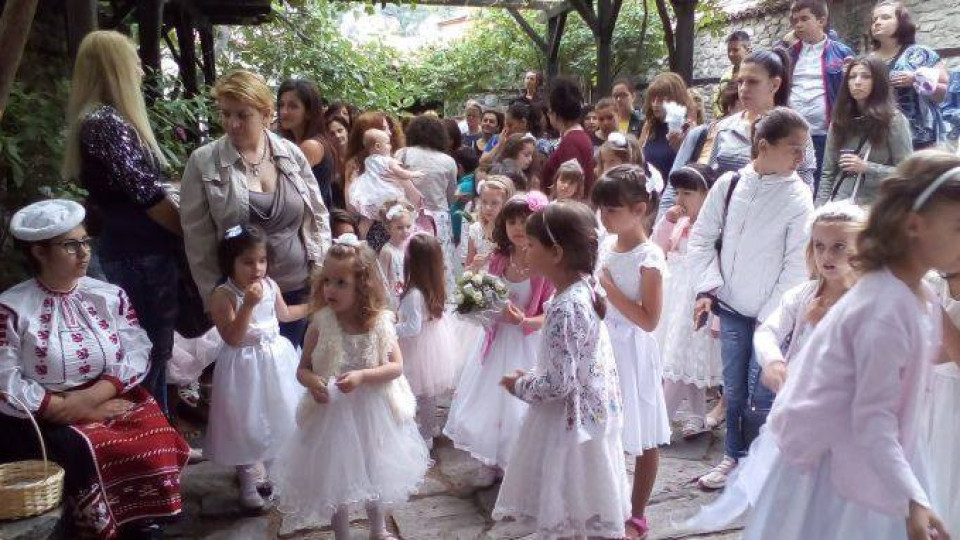 Малки принцеси се готвят за 100-годишен празник | StandartNews.com