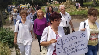 Манолова се оплаква от натиск над медсестри