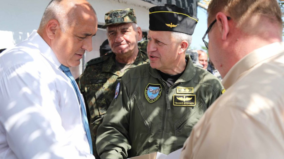 Борисов получи пистолет "Макаров"  за ЧРД | StandartNews.com