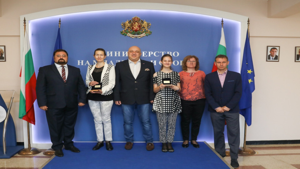 Министър Кралев награди еврошампионка по шахмат | StandartNews.com