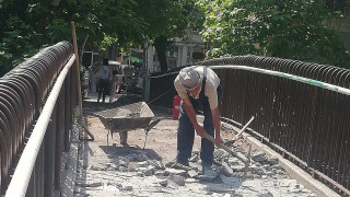 Ремонтират моста при бившите хали в Благоевград