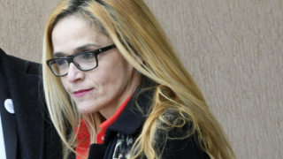Иванчева бременна, отървава затвора