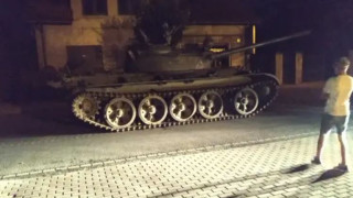 Пияни паркираха съвестки танк в полски град