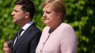 Зеленски се оправдава странно за треперещата Меркел
