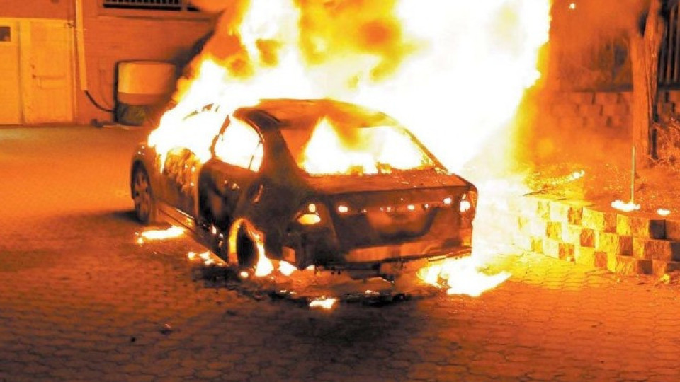 Запалиха джипа на полицай от Сандански | StandartNews.com