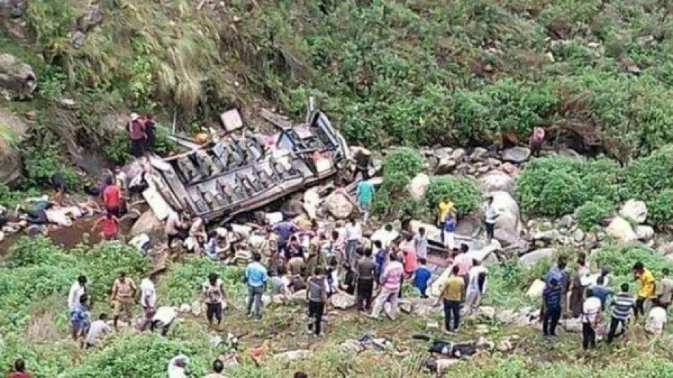 Автобус падна в пролом в Индия | StandartNews.com