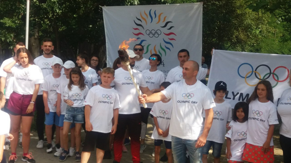 Серафим Бързаков символично запали олимпийския огън в Благоевград | StandartNews.com