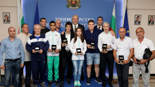 Министър Кралев награди медалистите от Евро 2019 по борба за кадети