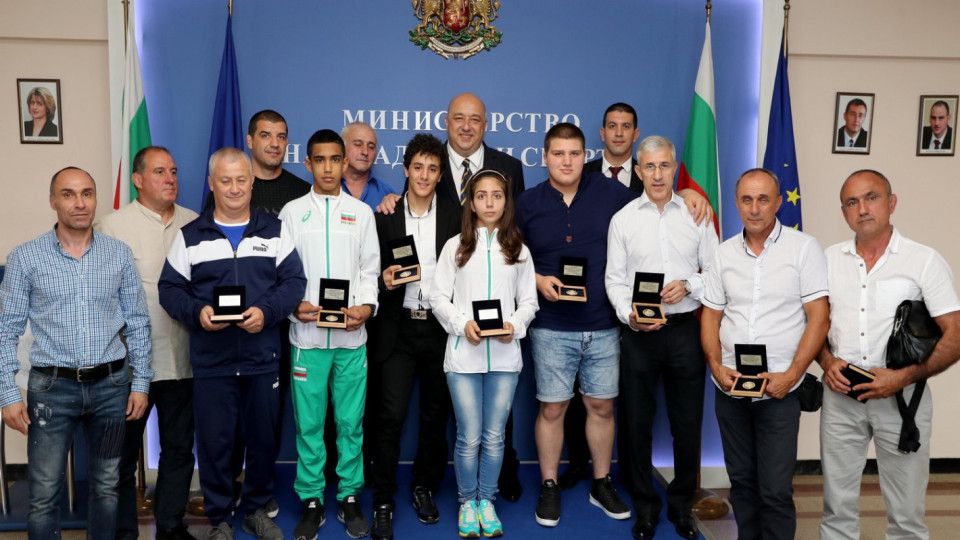 Министър Кралев награди медалистите от Евро 2019 по борба за кадети | StandartNews.com