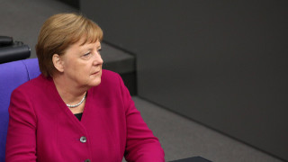 Ангела Меркел отново се разтрепери