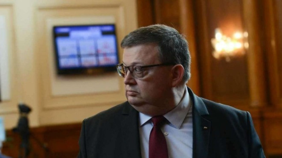 Цацаров иска лишаване на 4 чужденци от БГ-паспорти | StandartNews.com