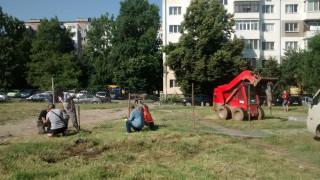 Строител врътна ограда на градинка в Младост 1