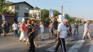 Протест на пет села затваря пътя за София