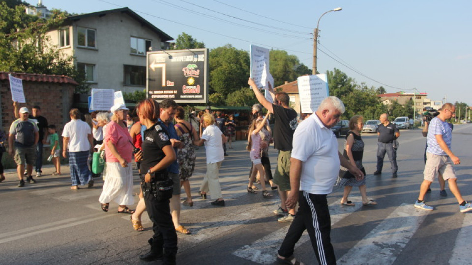 Протест на пет села затваря пътя за София | StandartNews.com
