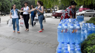 На 4 места в София раздават вода заради жегите