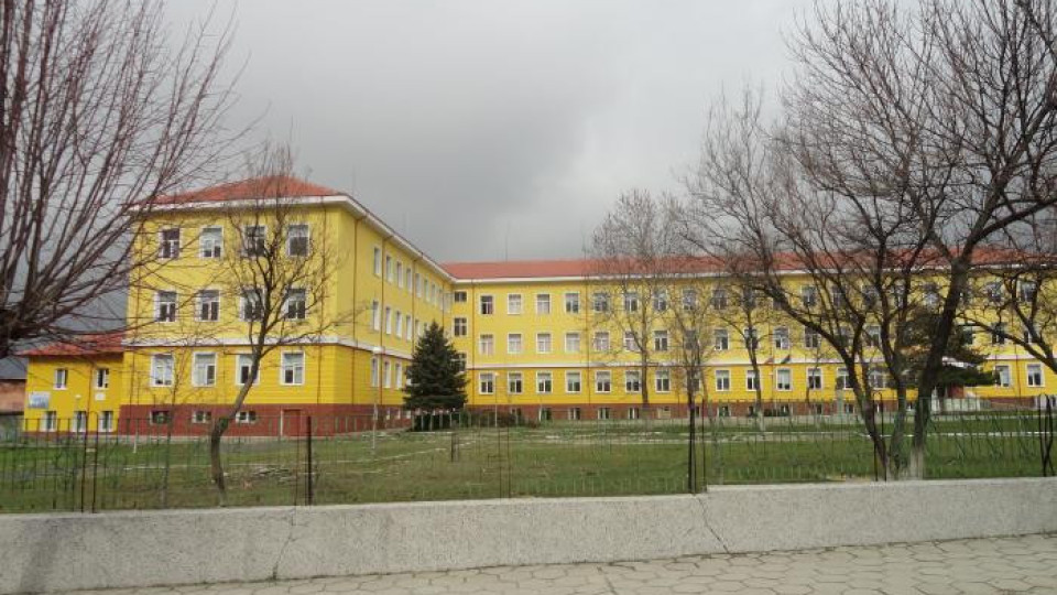 Обновяват с европари най-голямото училище в Момчилград | StandartNews.com