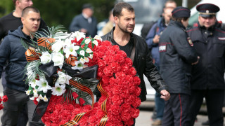 Погребаха руските подводничари до паметника за "Курск"