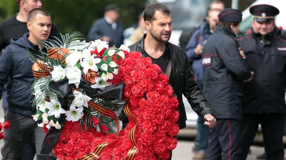 Погребаха руските подводничари до паметника за "Курск" | StandartNews.com