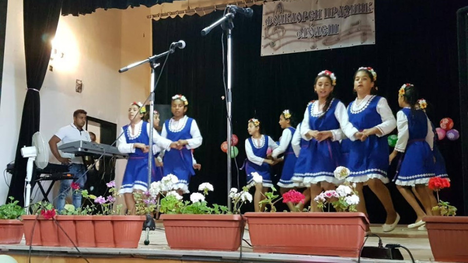 Фолклорен празник в село Голеш събра самодейци от Добруджа | StandartNews.com