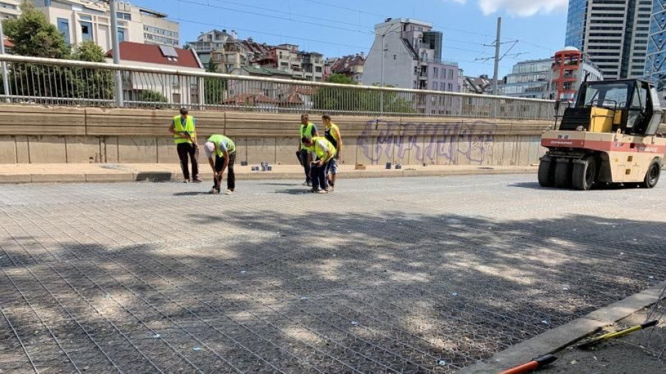 Вкарват метална мрежа под асфалта на бул. България | StandartNews.com