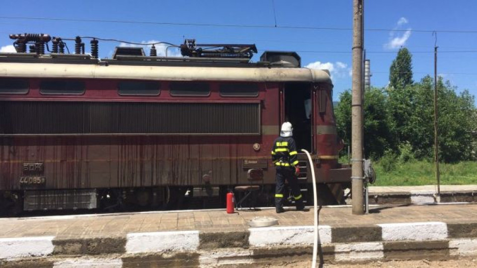 Запали се локомотивът на влака Ямбол - Бургас | StandartNews.com