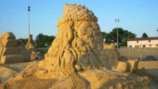 Малки скулптори ваят пясъчни замъци в Балчик