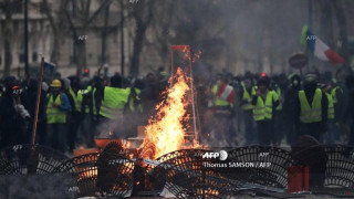 "Жълти жилетки" вдигат барикади след парада в Париж