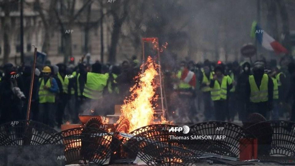 "Жълти жилетки" вдигат барикади след парада в Париж | StandartNews.com