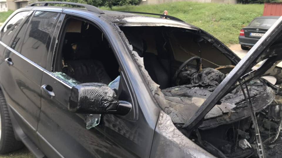 Кола изгоря на паркинг в Казанлък | StandartNews.com