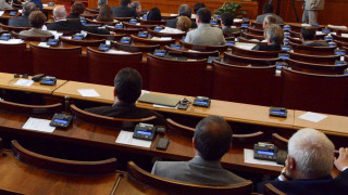 Парламентът заседава извънредно днес