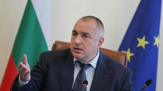 Борисов вдига с 10% заплатите на пожарникарите