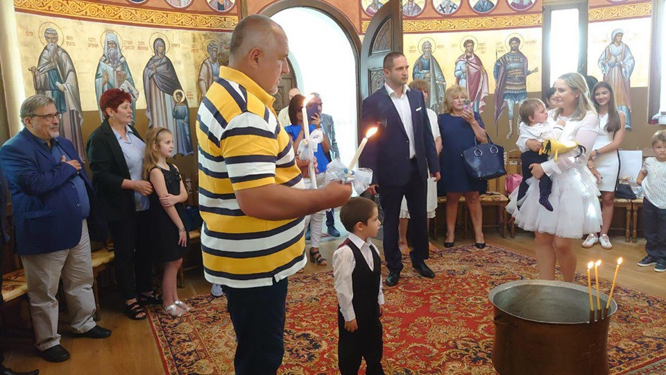 Внуците на Борисов вече са християнчета | StandartNews.com