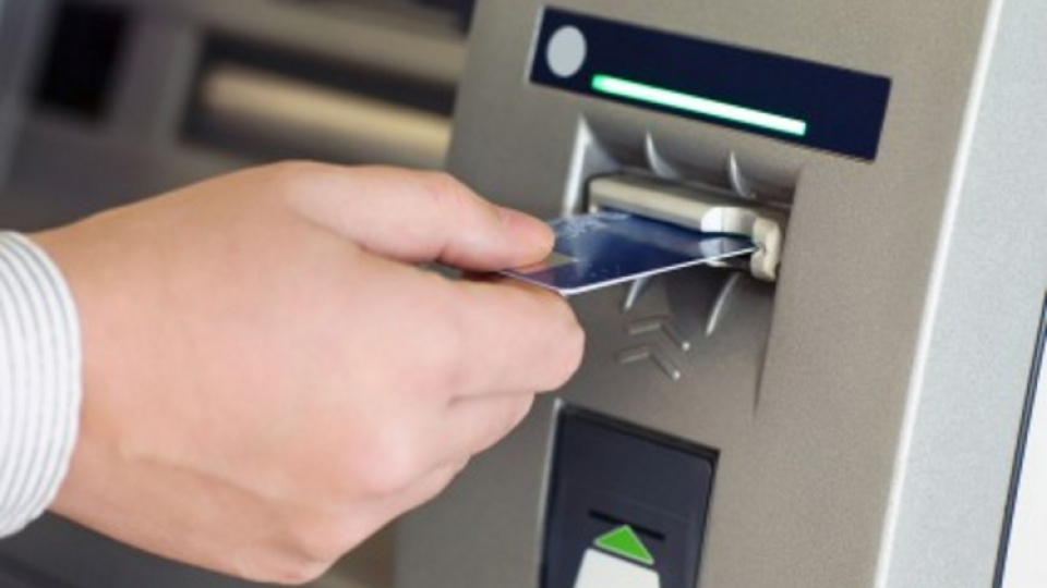 До 30 евро такса за теглене от банкомат в Гърция | StandartNews.com