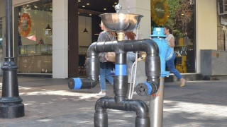 "Водни човеци" утоляват жегата три дни в София