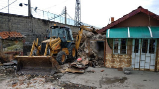Бутат незаконни ромски постройки в Бургас