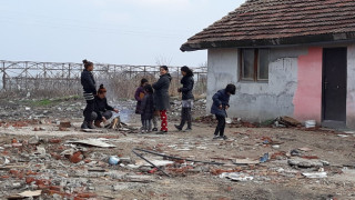 Каракачанов представя промени в политиката за ромите