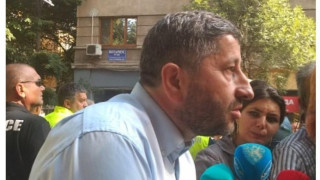 Доведеният син на Лозан Панов цъфна на протест