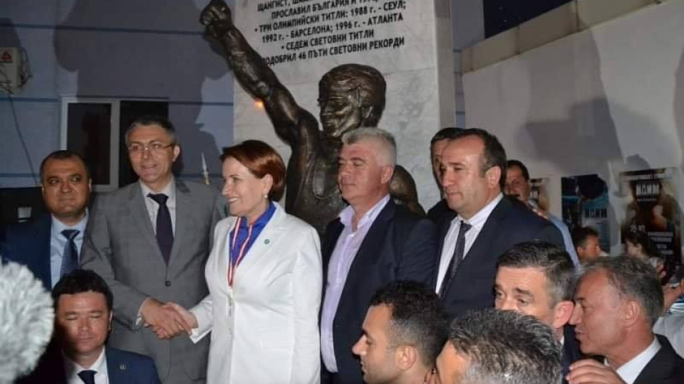 Откриха първия паметник на Наим Сюлейманоглу в България | StandartNews.com