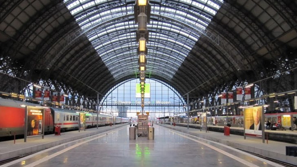 Трагедия с майка и дете на жп гарата във Франкфурт | StandartNews.com