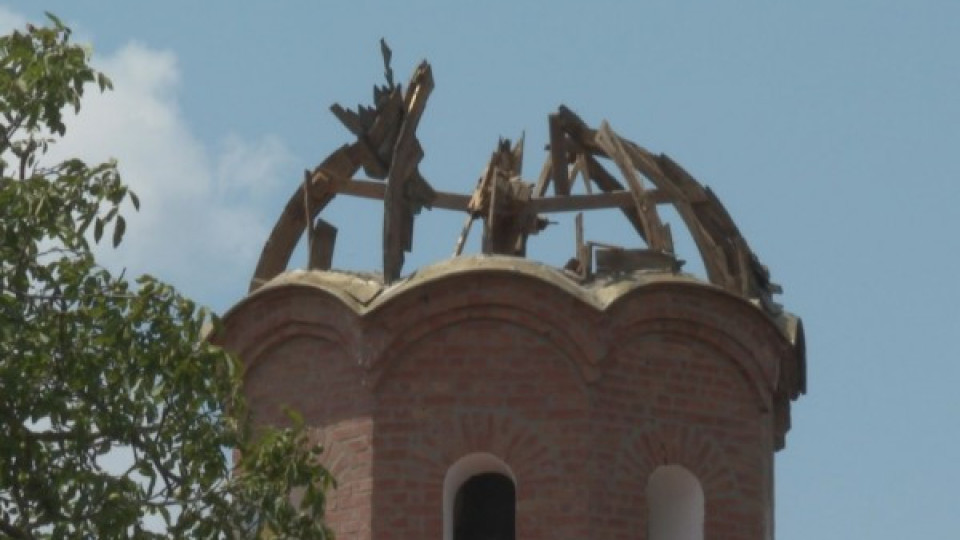 Мълния събори купол на църква | StandartNews.com