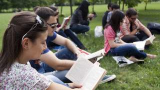 Читалня на открито в парка