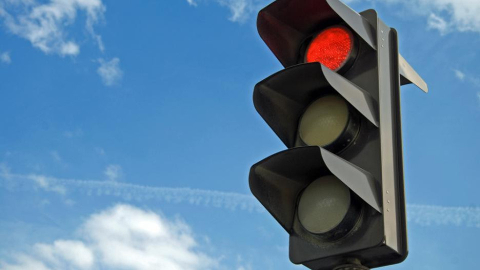 Монтират светофар на входа на кв. „Струмско“ в Благоевград | StandartNews.com