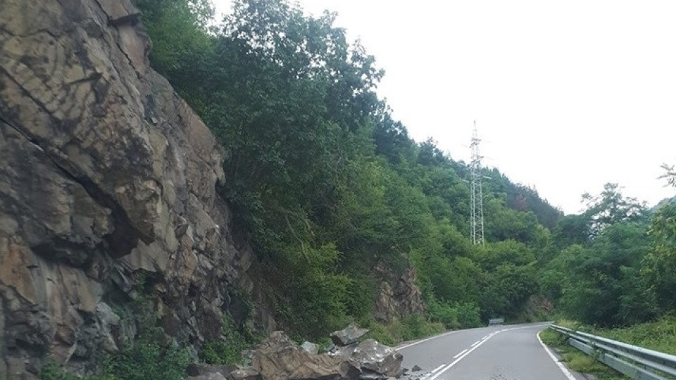 Пропадна път между села в пернишко | StandartNews.com